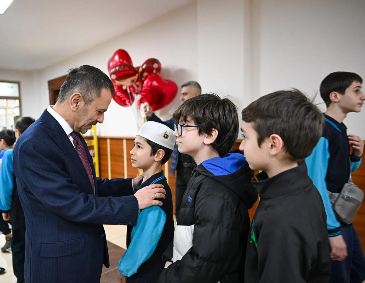 VALİ AKTAŞ, G&Ouml;LC&Uuml;K EY&Uuml;P SULTAN PROJE HAFIZLIK İMAM HATİP ORTAOKULUNUN PROGRAMINA KATILDI