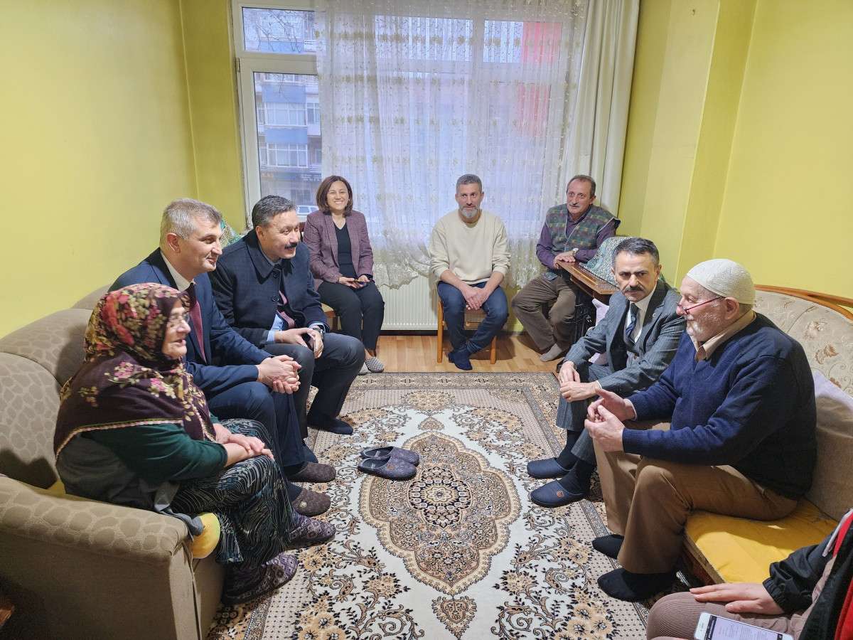VALİ AKTAŞ, GÖLCÜK’DE ŞEHİT AİLERİNİ ZİYARET ETTİ