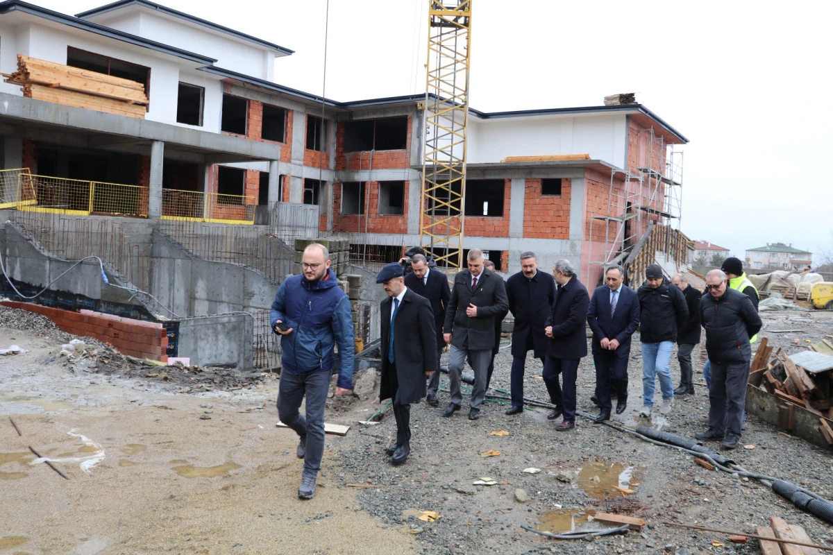 VALİ, G&Ouml;LC&Uuml;K&rsquo;TE OKUL İNŞAATLARINDA DENETİMLERDE BULUNDU