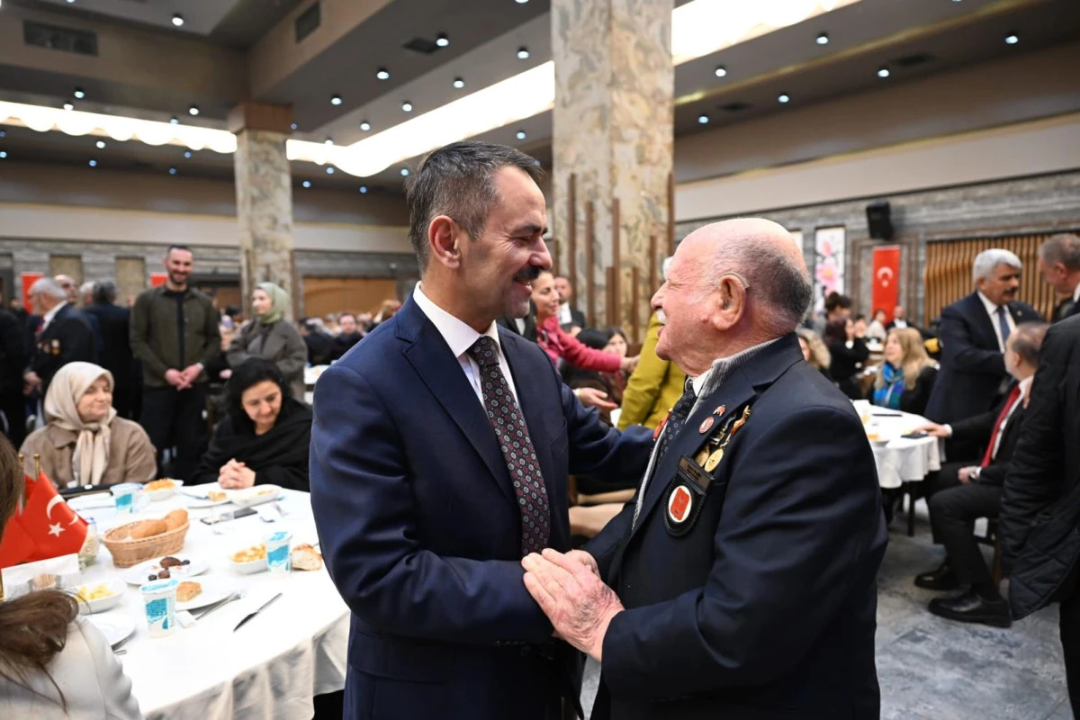 VALİ İLHAMİ AKTAŞ, ŞEHİT YAKINLARI VE GAZİLERİMİZLE &ldquo;B&Uuml;Y&Uuml;K AİLE SOFRASI&rdquo; İFTAR PROGRAMINDA BİR ARAYA GELDİ