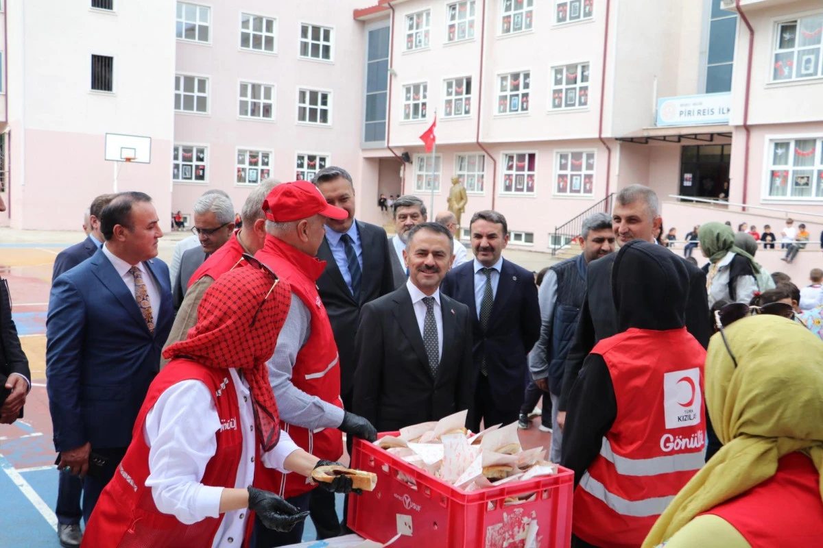  VALİ İLHAMİ AKTAŞ, TÜRK KIZILAYI GÖLCÜK ŞUBESİ’NİN EN ÇOK KAN BAĞIŞI DESTEĞİ VEREN OKUL ETİKLİĞİNE KATILDI