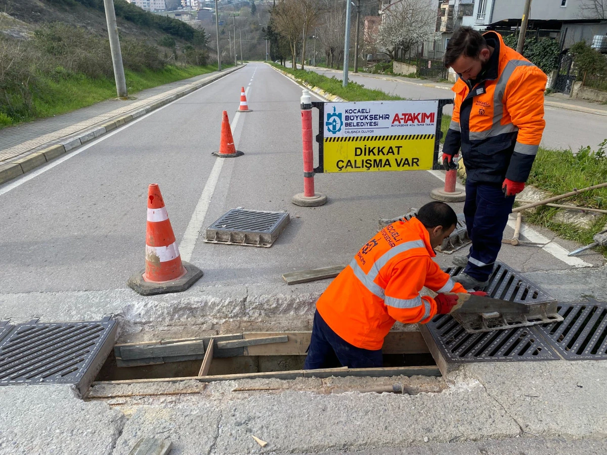 YOL G&Uuml;VENLİĞİ İ&Ccedil;İN ONARIM YAPILIYOR